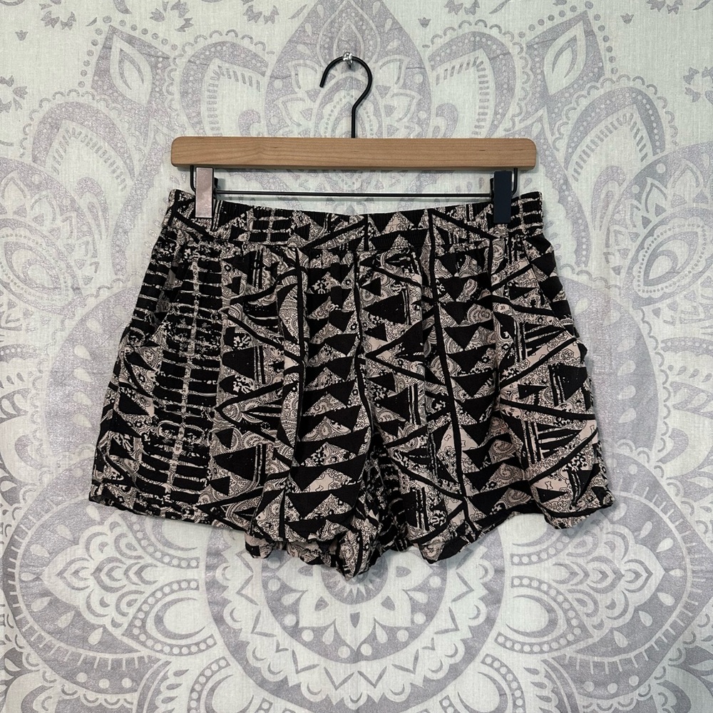 Nice $22 Mossimo Target Tribal Khaki and Black Pull On Womens Shorts Pockets L